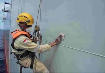 Sanding before tie-coat at WBT Sloop hull