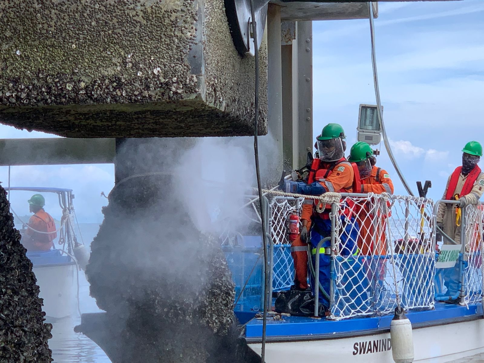 Marine growth cleaning on a jetty piling